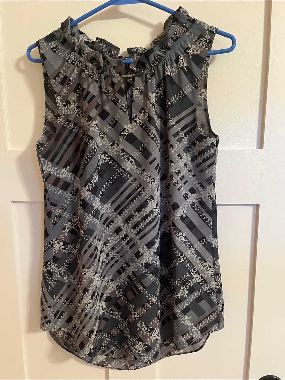Cabi gray/black/beige sleeveless blouse. EUC